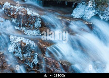 Italien, Venetien, Belluno, Agordino, Dolomiten, Eisformationen am Flussufer im Winter Stockfoto