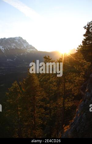 Blick vom Königsstand (1453m) auf den Kramer, Richtung Zugspitze, 2962 m über Garmisch-Partenkirchen, Oberbayern, Bayern, Deutschland, Bayerische Alpen, Werdenfelser Land, Wettersteingebirge Stockfoto