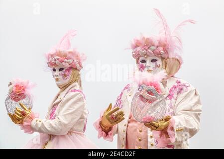 Italien, Venetien, Venedig, Paar in rosa Kleid Kostüm beim karneval in venedig, nebliger Morgen in venezianischer Lagune Stockfoto