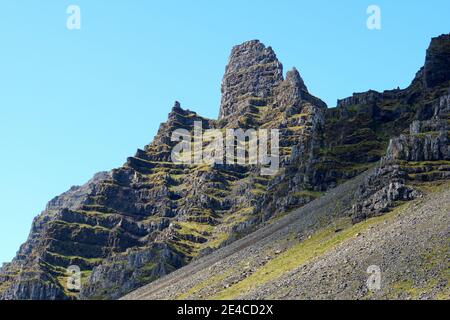 Schöne Schicht von Felsformationen auf den Bergen in der Nähe von East Fjords, Island im Sommer Stockfoto