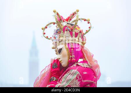 Italien, Venetien, Venedig, Frau im rosa Kleid Kostüm beim karneval in venedig, nebliger Morgen in der venezianischen Lagune Stockfoto