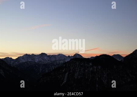 Wanderung zum Hohen Kranzberg (1397m), Sonnenaufgang Richtung Tirol, Österreich, Scharnitz Seefeld, Morgendämmerung, Deutschland, Bayern, Oberbayern, Werdenfelser Land, Bayerische Alpen, Mittenwald, Karwendelalpen Stockfoto