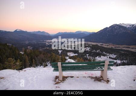 Wanderung zum Hohen Kranzberg (1397m), Sonnenaufgang über Isartal, Wallgau und Krün, Deutschland, Bayern, Oberbayern, Werdenfelser Land, Bayerische Alpen, Mittenwald, Karwendelalpen Stockfoto