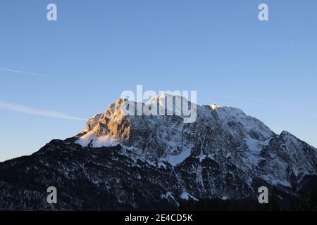 Wanderung zum Hohen Kranzberg (1397m), Wetterstein bei Sonnenaufgang, Deutschland, Bayern, Oberbayern, Werdenfelser Land, Bayerische Alpen, Mittenwald, Alpenwelt Karwendel, Stockfoto