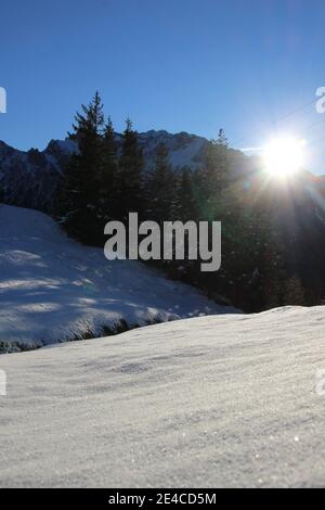 Wanderung zum Hohen Kranzberg (1397m), Sonnenaufgang, Deutschland, Bayern, Oberbayern, Werdenfelser Land, Bayerische Alpen, Mittenwald, Karwendelalpen Stockfoto