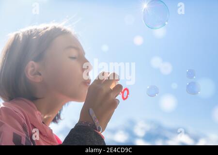 10 Jahre altes Mädchen spielt mit Seifenblasen