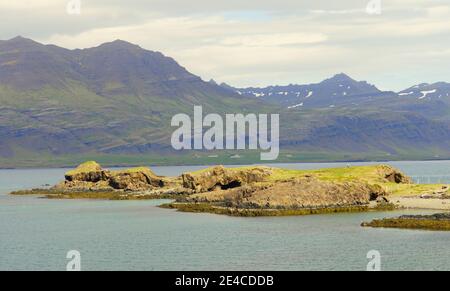 Der Blick auf die Klippen und Felsformationen am Meer in der Nähe von East Fjords, Island im Sommer Stockfoto