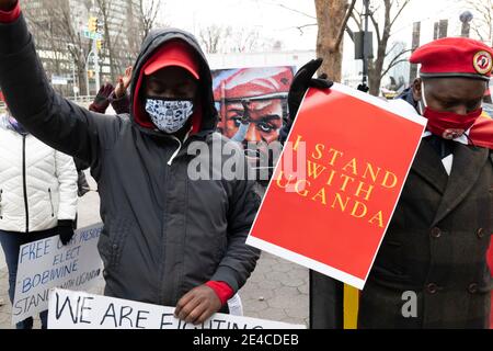 New York, New York, USA. Januar 2021. Ugandische Nationals protestieren gegen die Hausarrest des politischen Oppositionsführers und ehemaligen ugandischen Präsidentschaftskandidaten Bobi Wine während einer Demonstration bei den Vereinten Nationen in New York. Wein und seine Frau Barbara bleiben unter Hausarrest "und sagt High Court Richter werden sie am Montag besuchen.""Wine sagte. Kredit: Brian Branch Price/ZUMA Wire/Alamy Live Nachrichten Stockfoto
