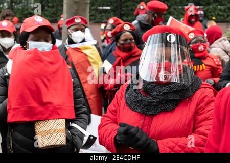 New York, New York, USA. Januar 2021. Ugandische Nationals protestieren gegen die Hausarrest des politischen Oppositionsführers und ehemaligen ugandischen Präsidentschaftskandidaten Bobi Wine während einer Demonstration bei den Vereinten Nationen in New York. Wein und seine Frau Barbara bleiben unter Hausarrest "und sagt High Court Richter werden sie am Montag besuchen.""Wine sagte. Kredit: Brian Branch Price/ZUMA Wire/Alamy Live Nachrichten Stockfoto