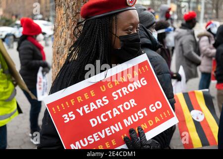 New York, New York, USA. Januar 2021. Ugandische Nationals protestieren gegen die Hausarrest des politischen Oppositionsführers und ehemaligen ugandischen Präsidentschaftskandidaten Bobi Wine während einer Demonstration bei den Vereinten Nationen in New York. Wein und seine Frau Barbara bleiben unter Hausarrest "und sagt High Court Richter werden sie am Montag besuchen.""Wine sagte. Kredit: Brian Branch Price/ZUMA Wire/Alamy Live Nachrichten Stockfoto