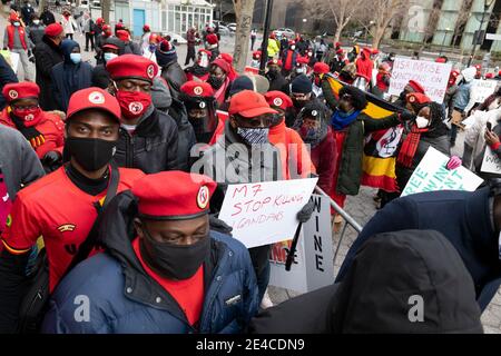 New York, New York, USA. Januar 2021. Ugandische Nationals protestieren gegen die Hausarrest des politischen Oppositionsführers und ehemaligen ugandischen Präsidentschaftskandidaten Bobi Wine während einer Demonstration bei den Vereinten Nationen in New York. Wein und seine Frau Barbara bleiben unter Hausarrest "und sagt High Court Richter werden sie am Montag besuchen.""Wine sagte. Kredit: Brian Branch Price/ZUMA Wire/Alamy Live Nachrichten Stockfoto