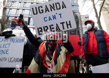New York, New York, USA. Januar 2021. Ugandische Nationals protestieren gegen die Hausarrest des politischen Oppositionsführers und ehemaligen ugandischen Präsidentschaftskandidaten Bobi Wine während einer Demonstration bei den Vereinten Nationen in New York. Wein und seine Frau Barbara bleiben unter Hausarrest "und sagt High Court Richter werden sie am Montag besuchen.""Wine sagte. Kredit: Brian Branch Price/ZUMA Wire/Alamy Live Nachrichten Stockfoto
