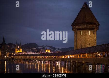 Vor Weihnachten Luzern, Licht und Reflexionen Stockfoto