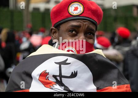 New York, New York, USA. Januar 2021. Ugandische Nationals protestieren gegen die Hausarrest des politischen Oppositionsführers und ehemaligen ugandischen Präsidentschaftskandidaten Bobi Wine während einer Demonstration bei den Vereinten Nationen in New York. Wein und seine Frau Barbara bleiben unter Hausarrest "und sagt High Court Richter werden sie am Montag besuchen.""Wine sagte. Kredit: Brian Branch Price/ZUMA Wire/Alamy Live Nachrichten Stockfoto