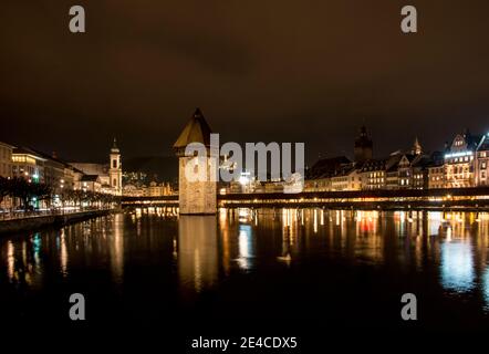 Vor Weihnachten Luzern, Licht und Reflexionen Stockfoto