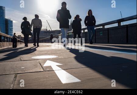 London, Großbritannien. Januar 2021. Man sieht die Menschen auf der London Bridge in der Stadt London spazieren. Quelle: May James/SOPA Images/ZUMA Wire/Alamy Live News Stockfoto