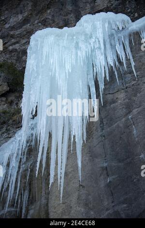 Eiszapfen auf der Felswand Stockfoto