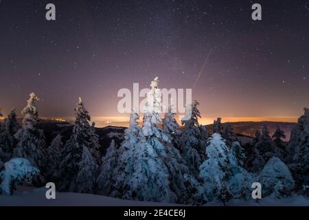 Weihnachtsstimmung, nachts unter den Sternen auf dem frisch verschneiten Berg Stockfoto