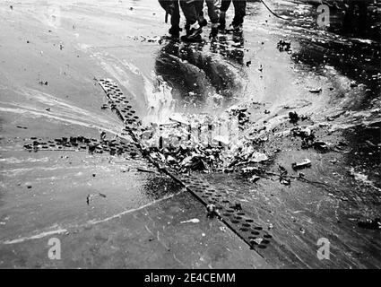 Gepanzertes Flugdeck der HMS Formidable (67), verbeult durch einen Kamikaze-Angriff vor Sakishima Gnato in der Schlacht von Okinawa, 4. Mai 1945 Stockfoto