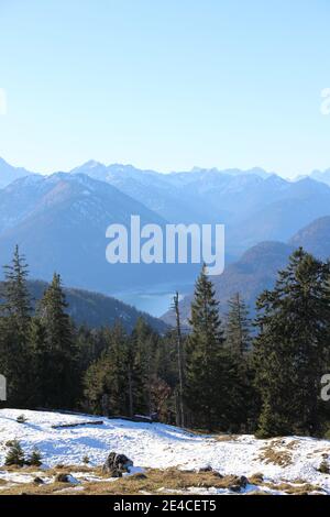 Wanderung zur Hochalm am Sylvensteinspeicher, Kreuth, Winterwanderung, Spätherbst Stockfoto