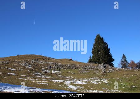 Wanderung zur Hochalm am Sylvensteinspeicher, Kreuth, Winterwanderung, Spätherbst Stockfoto