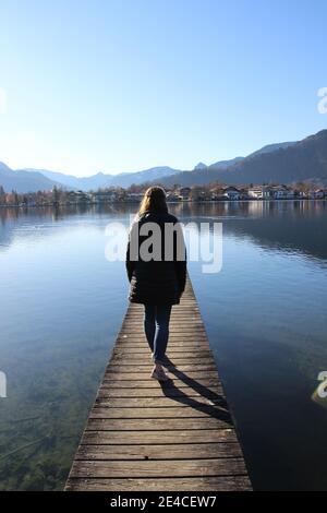 Frau auf Steg am schönen Tegernsee Stockfoto