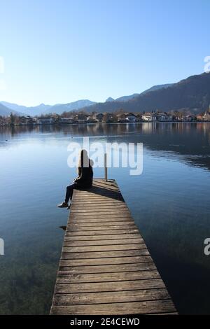 Frau auf Steg am schönen Tegernsee Stockfoto