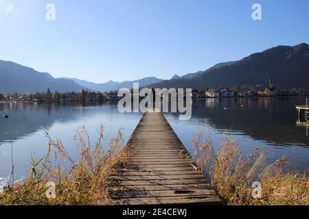 Frau auf Steg am schönen Tegernsee Stockfoto