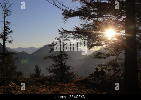 Sonnenuntergang im Wald bei Krün, Freundinnen im Gegenlicht Stockfoto