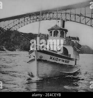 Amerikanisches Archiv monochrome Aufnahme der Maid of the Mist 1, Dampfschiff an den Niagara Falls, USA mit Blick auf die Niagara Falls Hängebrücke aus den 1890er Jahren Stockfoto