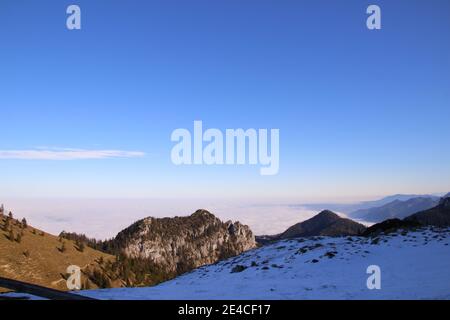 Wanderung auf den Gipfel der Kampenwand (1669 m) im Chiemgau, Chiemgauer Alpen, bei Aschau, Oberbayern, Bayern, Süddeutschland, Deutschland Stockfoto