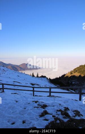 Wanderung auf den Gipfel der Kampenwand (1669 m) im Chiemgau, Chiemgauer Alpen, bei Aschau, Oberbayern, Bayern, Süddeutschland, Deutschland Stockfoto