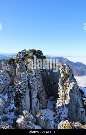 Wanderung auf den Gipfel der Kampenwand (1669 m) im Chiemgau, Chiemgauer Alpen, bei Aschau, Oberbayern, Bayern, Süddeutschland, Deutschland Stockfoto