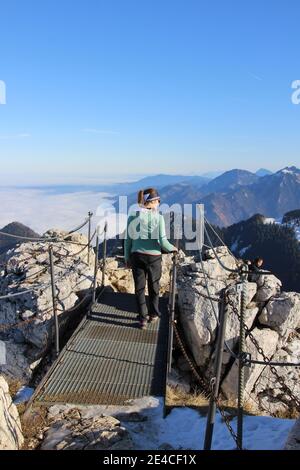 Wanderung auf den Gipfel der Kampenwand (1669 m) im Chiemgau, Chiemgauer Alpen, bei Aschau, Oberbayern, Bayern, Süddeutschland, Deutschland, Frau, Wanderer, Bergsteiger, Bergtour Stockfoto