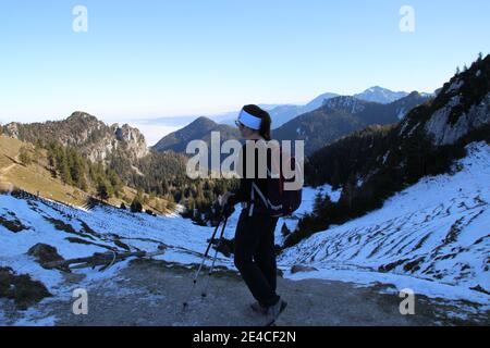 Wanderung auf den Gipfel der Kampenwand (1669 m) im Chiemgau, Chiemgauer Alpen, bei Aschau, Oberbayern, Bayern, Süddeutschland, Deutschland, Frau, Wanderer, Bergsteiger, Bergtour Stockfoto