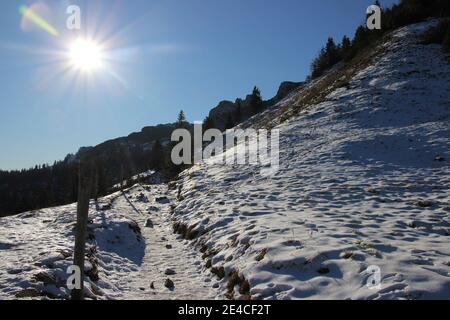 Wanderung auf den Gipfel der Kampenwand (1669 m) im Chiemgau, Chiemgauer Alpen, bei Aschau, Oberbayern, Bayern, Süddeutschland, Deutschland Stockfoto