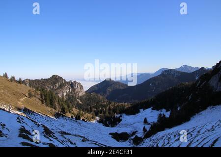 Wanderung auf den Gipfel der Kampenwand (1669 m) im Chiemgau, Chiemgauer Alpen, bei Aschau, Oberbayern, Bayern, Süddeutschland, Deutschland Stockfoto