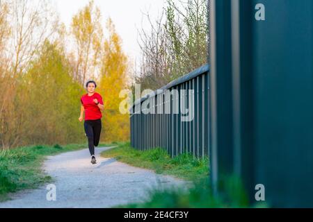 Frau, 23 Jahre, Joggen, Remstal, Baden-Württemberg, Deutschland Stockfoto