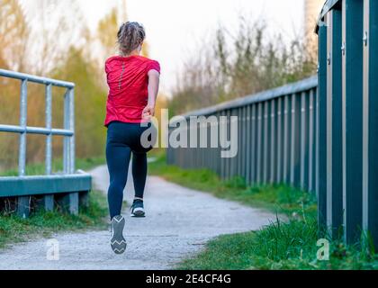 Frau, 23 Jahre, Joggen, Remstal, Baden-Württemberg, Deutschland Stockfoto