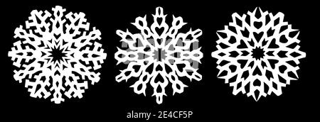 Verschiedene Schneeflocken als Papier in schwarz und weiß geschnitten Stockfoto