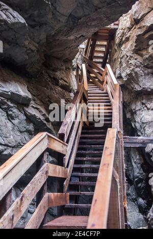 Holzkonstruktion in einer schmalen Lücke Stockfoto