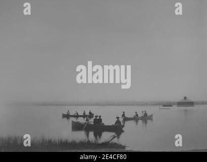 Amerikanisches Archiv monochromes Foto von Menschen in Ruderbooten genießen einen Tag der Freizeit auf Owasco Lake, NY, USA. Aufgenommen im späten 19. Jahrhundert Stockfoto