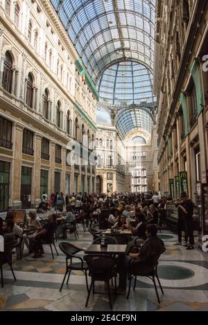 Galleria Umberto, die Einkaufsstraße mit Cafés in Neapel Stockfoto