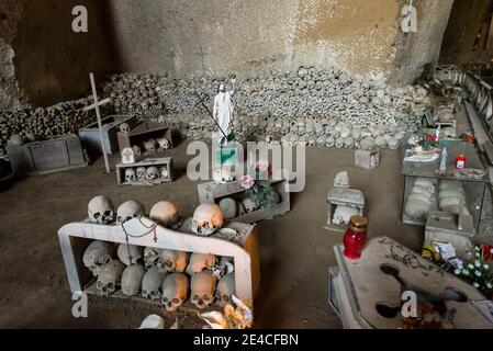 Unterirdischer Friedhof in Neapel, cimiterio delle fontanelle Stockfoto