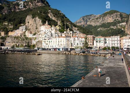 Amalfi, Küstenstadt mit Hafen und Strand Stockfoto