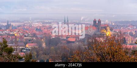 Deutschland, Sachsen-Anhalt, Quedlinburg, Panorama der Welterbestadt Quedlinburg im Herbst, Schlosshügel mit Stiftskirche St. Servatius, UNESCO-Welterbe Stockfoto