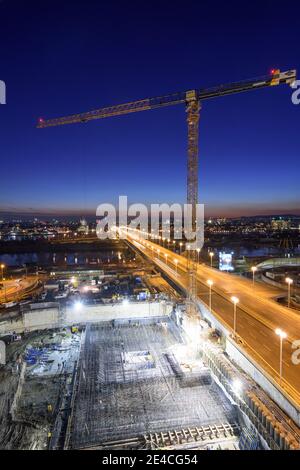 Wien, Baustellengrube, Kran, Projekt 'Danube Flats', Wiener Innenstadt, Donau (Donau), Brücke Reichsbrücke 22. Donaustadt, Österreich Stockfoto