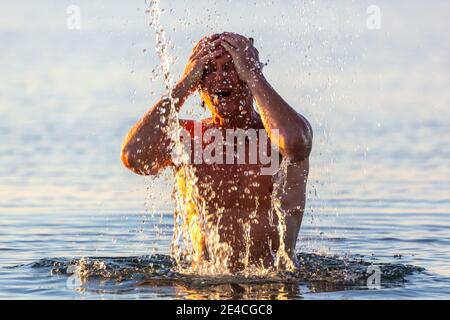 Man 50 plus fit, im Meer, am Meer. Stockfoto