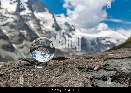 Blick durch eine Glaskugel zum Großglockner, 3798 m, Kaiser-Panoramaweg, Kaiser-Franz-Josefs-Höhe, Großglockner-Gebiet, Großglockner Hochalpenstraße, Nationalpark hohe Tauern, Kärnten, Österreich Stockfoto