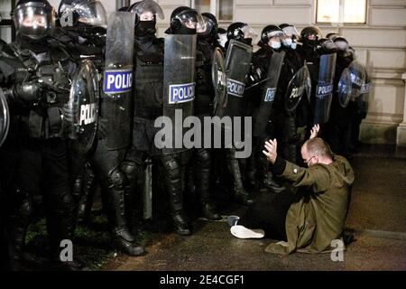 Ljubljana, Slowenien. Januar 2021. Während der Demonstration sitzt ein Protestler mit erhobenen Händen vor einer Reihe von Bereitschaftspolizisten. Protest gegen die Räumung von Künstlern und sozialen Aktivisten aus einer ehemaligen Fahrradfabrik Rog, die seit über einem Jahrzehnt als besetztes alternatives soziales und kulturelles Zentrum genutzt wird. Die Räumung, die Anfang dieser Woche stattfand, beinhaltete den Abbruch eines sozialen Zentrums für marginalisierte und sozial gefährdete Menschen sowie eines Ressourcen- und Integrationszentrums für Migranten. Kredit: SOPA Images Limited/Alamy Live Nachrichten Stockfoto